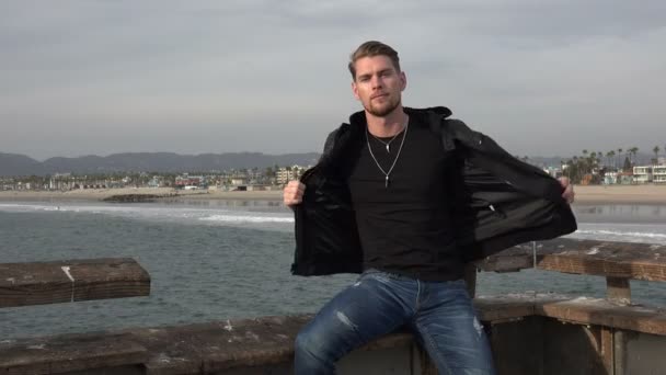 Hübsche Männliche Mode Modell Posiert Auf Einem Pier — Stockvideo
