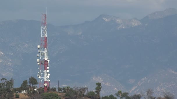 Los Angeles Bir Tepede Büyük Bir Mikrodalga Iletişim Kulesi — Stok video