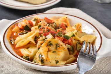 Ricotta peynirli ıspanaklı tortellini.