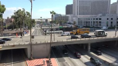 Los Angeles şehir merkezinde 101 numaralı otoyolda trafik var.