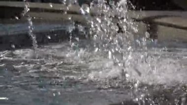 Bir çeşme tarafından oluşturulan soyut su arkaplan deseni