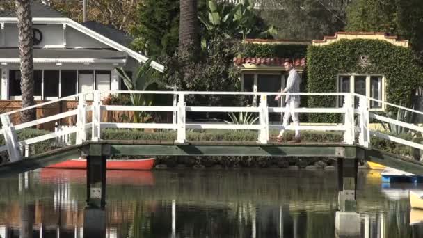 Atractivo Joven Mirando Vista Desde Puente Sobre Canal Resort Tropical — Vídeo de stock