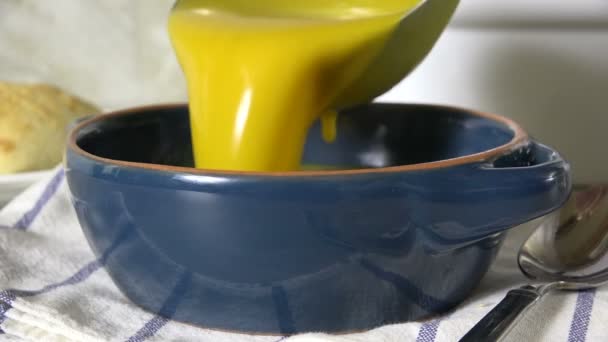 Замедленная Подача Сладкого Картофельного Супа — стоковое видео