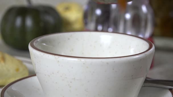 Louche Maison Soupe Tortellini Dans Une Tasse Ralenti — Video