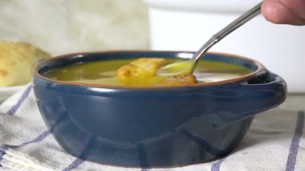 Ест Ложку Сладкого Картофельного Супа Замедленной Съемке — стоковое видео