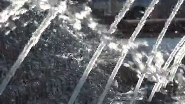 屋外噴水のウォータージェットの極端なクローズアップ — ストック動画