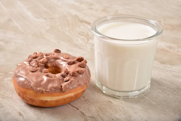 Пончик і молоко — стокове фото