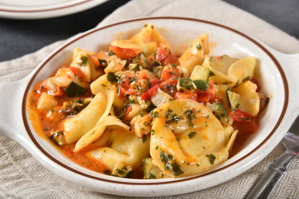 Szpinak Ricotta Tortelloni w sosie Red Pesto — Zdjęcie stockowe