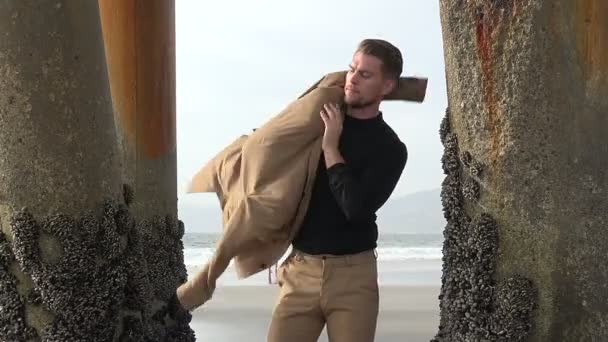 Ein Gutaussehender Modischer Millennial Mann Der Unter Einem Pier Strand — Stockvideo