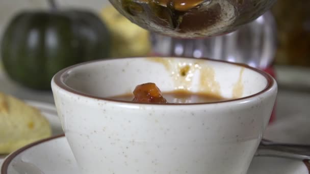 Ladling Fumegante Sopa Tortellini Quente Uma Xícara Câmera Lenta — Vídeo de Stock
