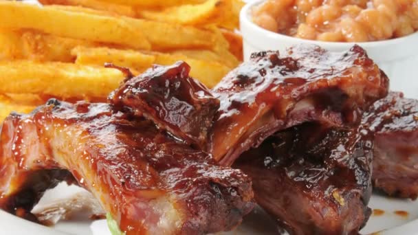 Bocazas Costillas Barbacoa Con Papas Fritas — Vídeos de Stock