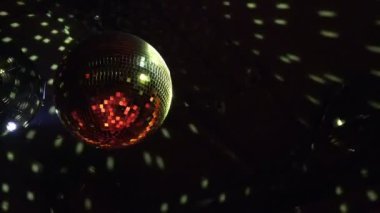 Gece kulübünün tavanına ışık saçan bir disko topu.