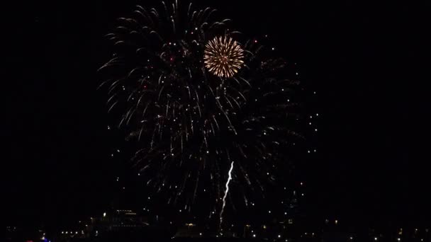 Bela Exibição Fogos Artifício Sobre Uma Baía Água — Vídeo de Stock