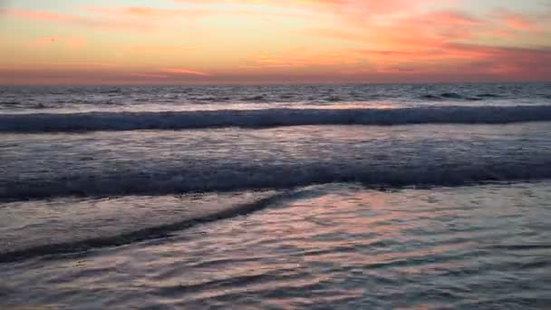 五彩缤纷的海洋日落时的冲浪反思 — 图库视频影像