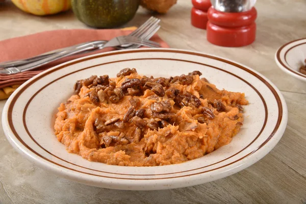 Mashed sweet potatoes with pecans — Stock Photo, Image