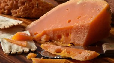 Gurme Krakerlerle İthal Mimolette Peyniri