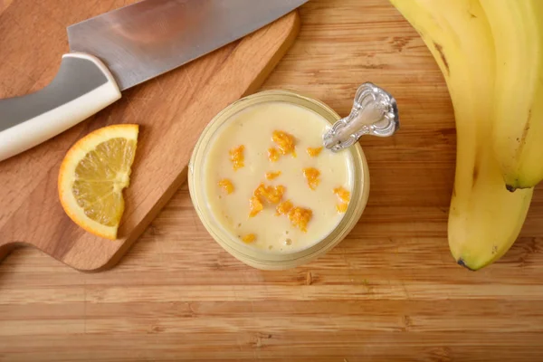 Savoureux smoothie banane orange — Photo