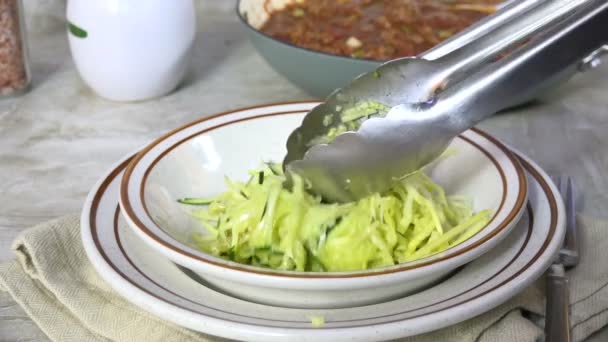 Servir Espaguetis Calabacín Primer Plano — Vídeo de stock