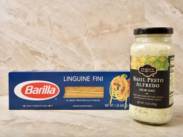 Linguin z sosem Basil Pesto Alfredo — Zdjęcie stockowe