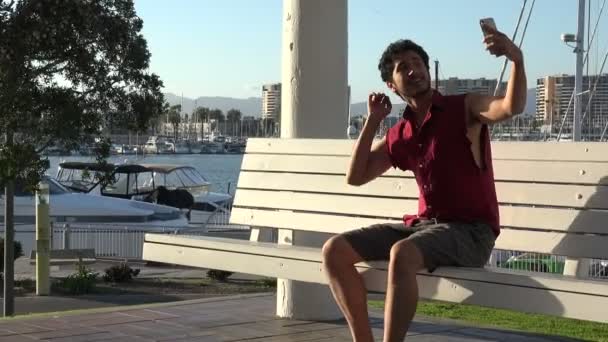 Guapo Joven Turista Tomando Una Foto Teléfono Inteligente Mismo Hermoso — Vídeos de Stock