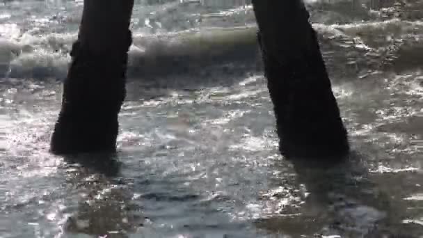 Golven Crashen Een Pier Close Met Oceaangeluiden — Stockvideo