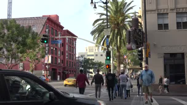 Los Angeles April 2018 Turister Som Korsar Den Berömda Korsningen — Stockvideo