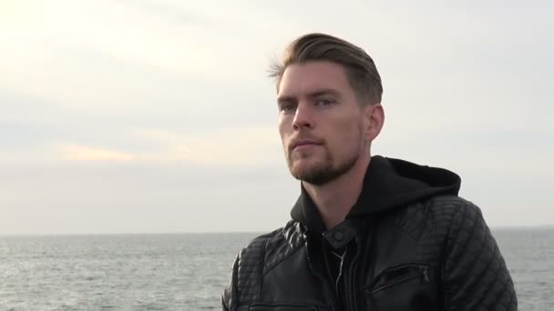 Gutaussehender Millennial Mann Der Urlaub Über Das Meer Schaut — Stockvideo