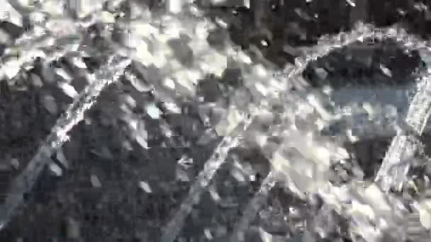 美しい背景のための屋外噴水でウォータージェットの閉鎖 — ストック動画