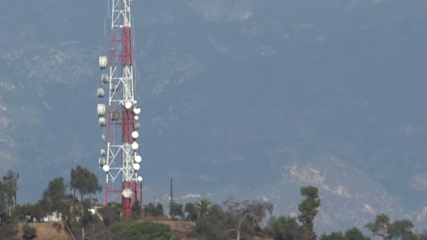 Una Gran Torre Comunicaciones Microondas Una Colina — Vídeo de stock