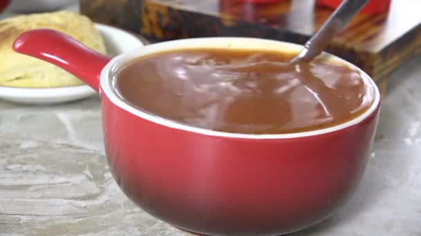 Ест Ложку Домашнего Овощного Супа Фрикадельками — стоковое видео
