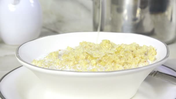 Despejar Mel Uma Tigela Quinoa Quente — Vídeo de Stock