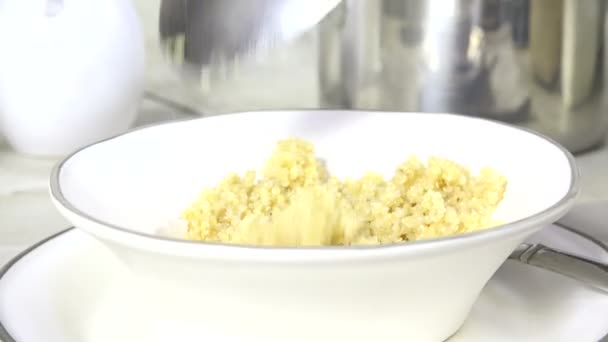 Cucchiaio Bollente Quinoa Calda Una Ciotola — Video Stock