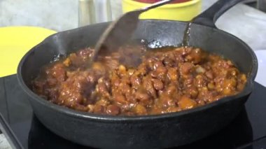 Dökme demir tavada acı biber.