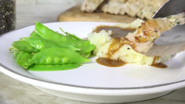 Plating Fresh Sliced Pork Loin Roast Mashed Potatoes Dinner — 비디오