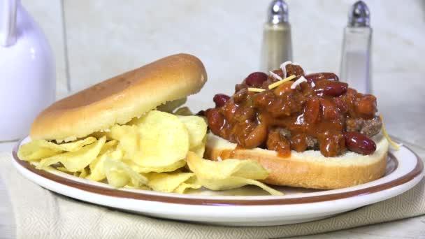 Geriebener Käse Auf Einem Chili Burger — Stockvideo