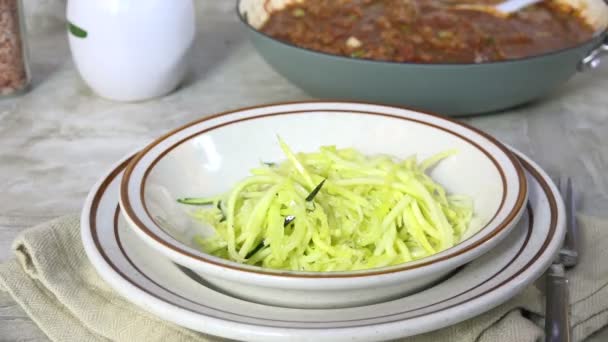 Portie Courgette Glutenvrije Noedels Met Een Pot Van Spaghetti Saus — Stockvideo