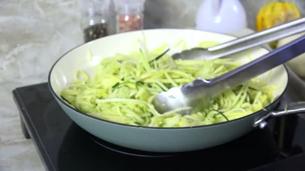 Bort Zucchini Pasta Från Stekpanna — Stockvideo