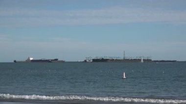 Long Beach Limanı 'ndaki Freeman Adası' nda petrol sondajı operasyonları