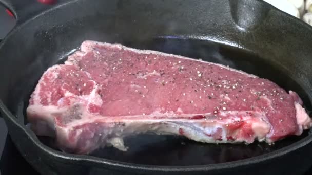 鋳鉄製のフライパンで揚げるグルメリブステーキ — ストック動画