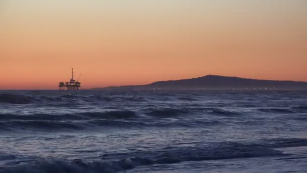 Plataforma Perforación Petróleo Alta Mar Pacífico Con Luces Long Beach — Vídeo de stock