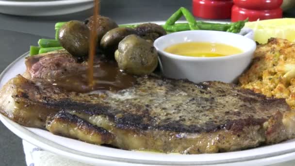 Gieten Biefstuk Saus Een Gastronomische Rib Steak Slow Motion — Stockvideo