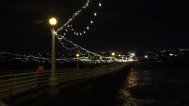 Noel ışıklarıyla süslenmiş bir iskele.