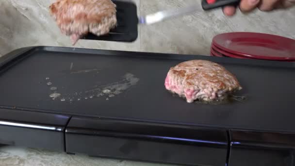 在电烤架上烹饪的烤香肠馅饼 — 图库视频影像