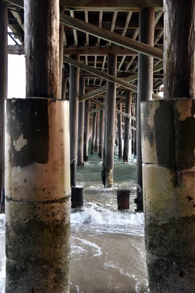 Onder de pier van Malibu California. — Stockfoto