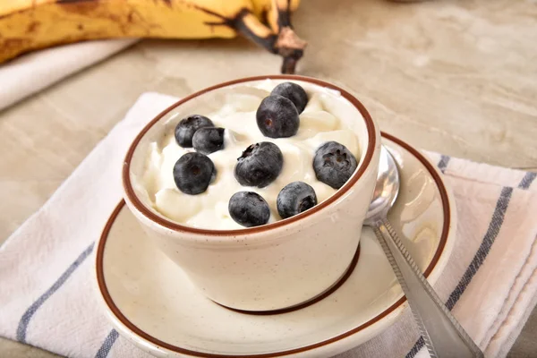 Greek yogurt with blueberries — Stock Photo, Image