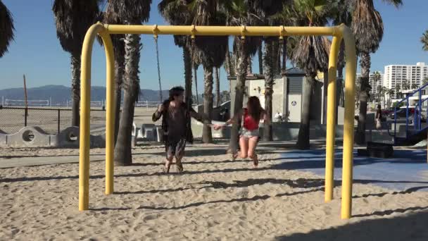 Jeune Couple Sur Une Balançoire Dans Une Aire Jeux Plage — Video