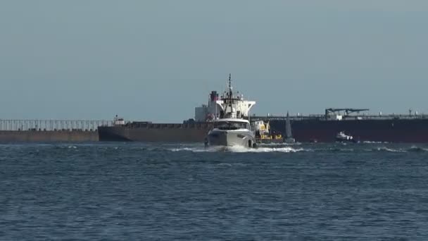 Power Boat Approaching Harbor Ships Background — Stok video