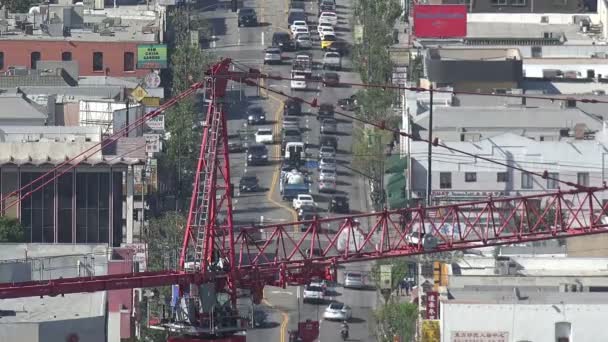 Vista Aérea Del Tráfico Ciudad Que Pasa Bajo Una Grúa — Vídeos de Stock