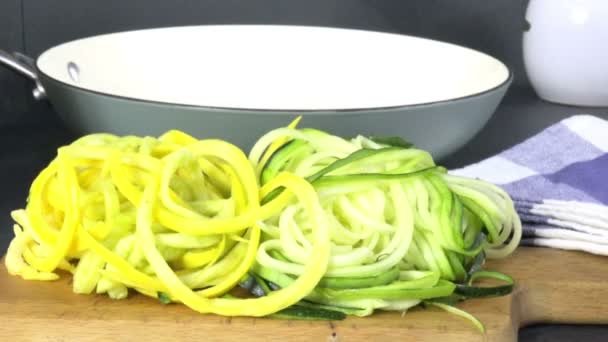 Spiralisierte Zucchini Und Gelber Kürbis Auf Einem Schneidebrett — Stockvideo