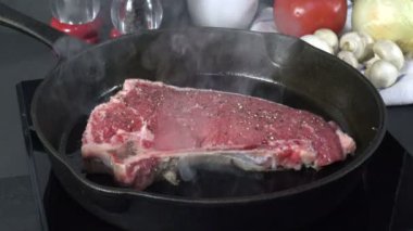 Dökme demir tavada pişen gurme biftek, 4K.